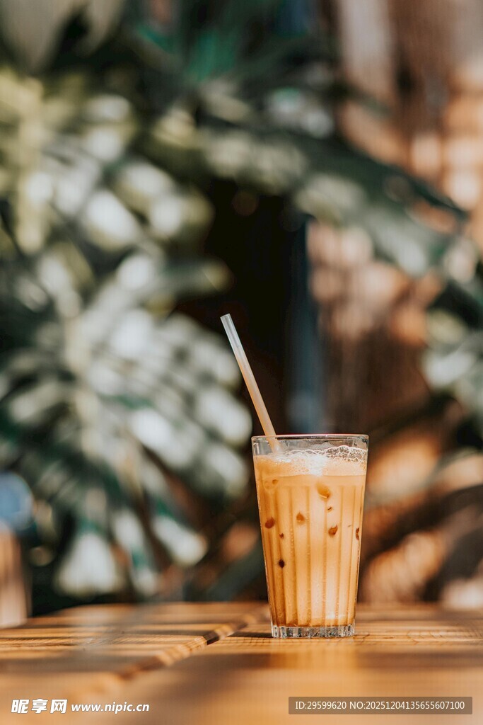 木质桌上的冰咖啡饮品