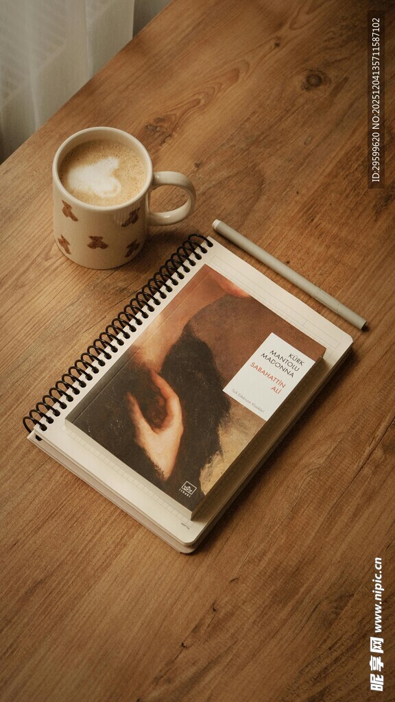 木质桌上的咖啡与画册