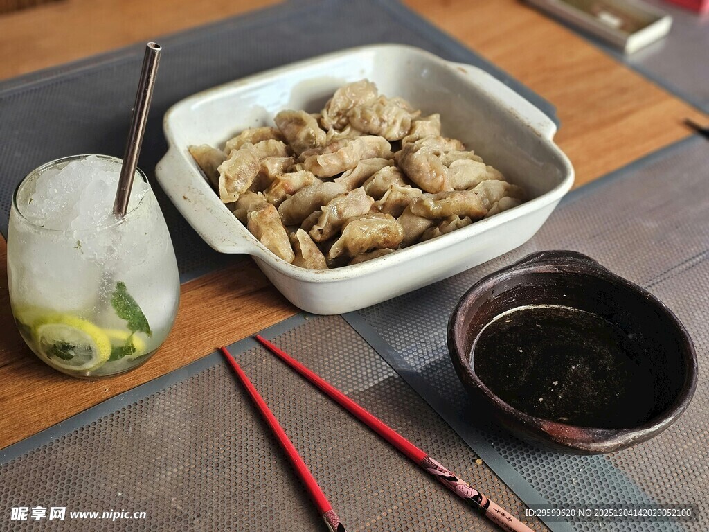 美味卤味配茶饮与蘸料