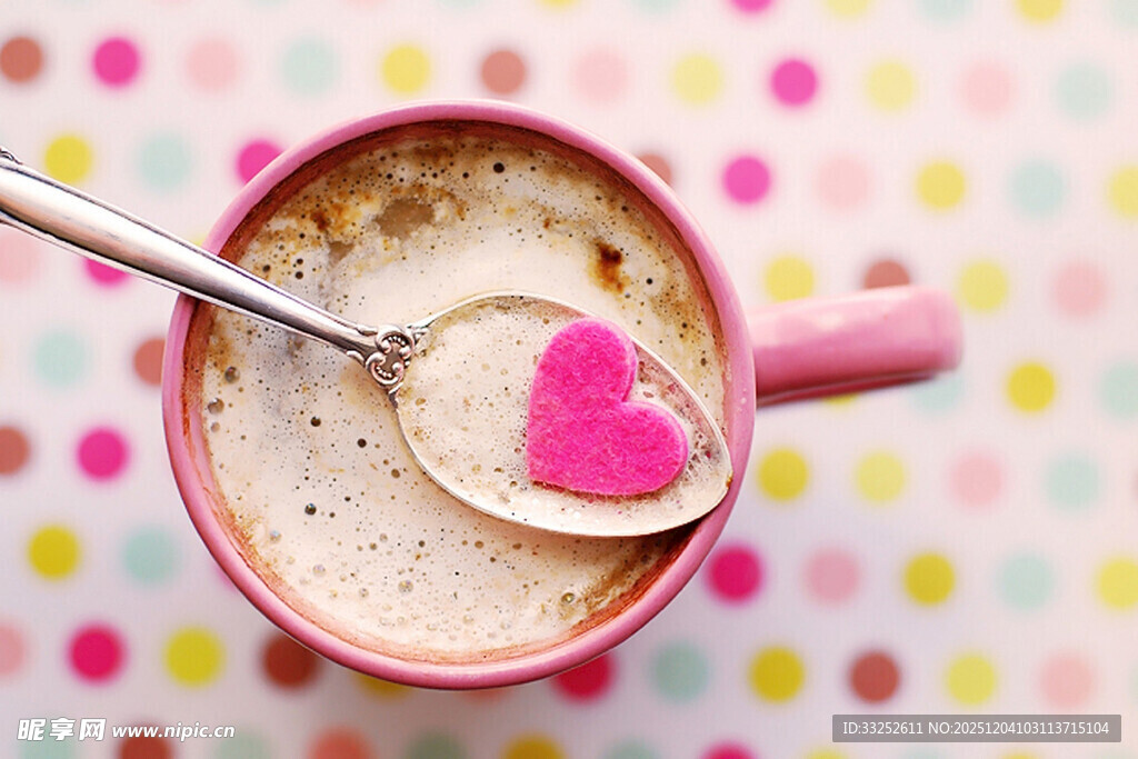 粉色爱心咖啡杯中的温馨