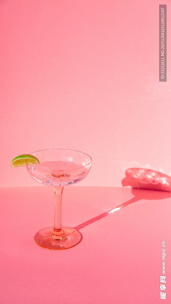 粉色背景下的精致鸡尾酒