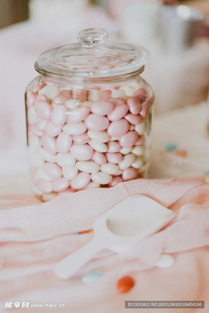 玻璃罐中的粉色糖果