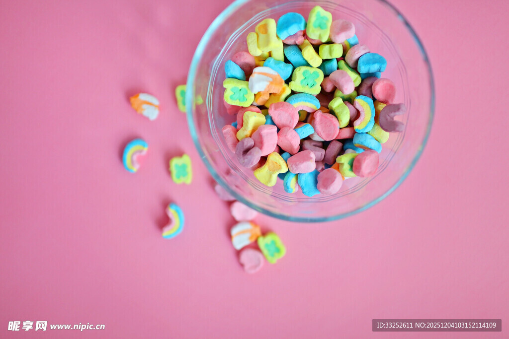粉色背景中的多彩糖果