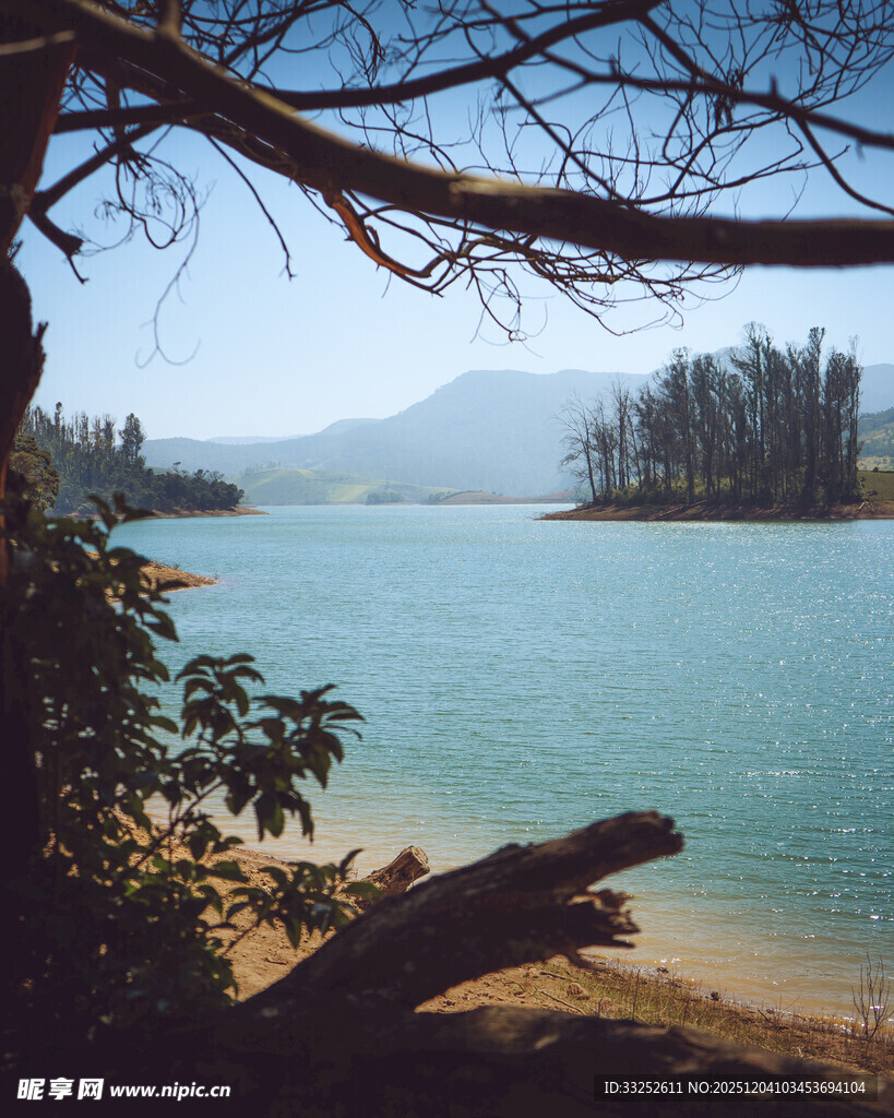 湖畔美景 静谧自然风情