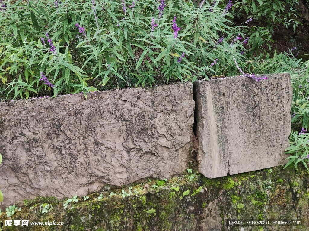 古老石砖与周边绿植景观