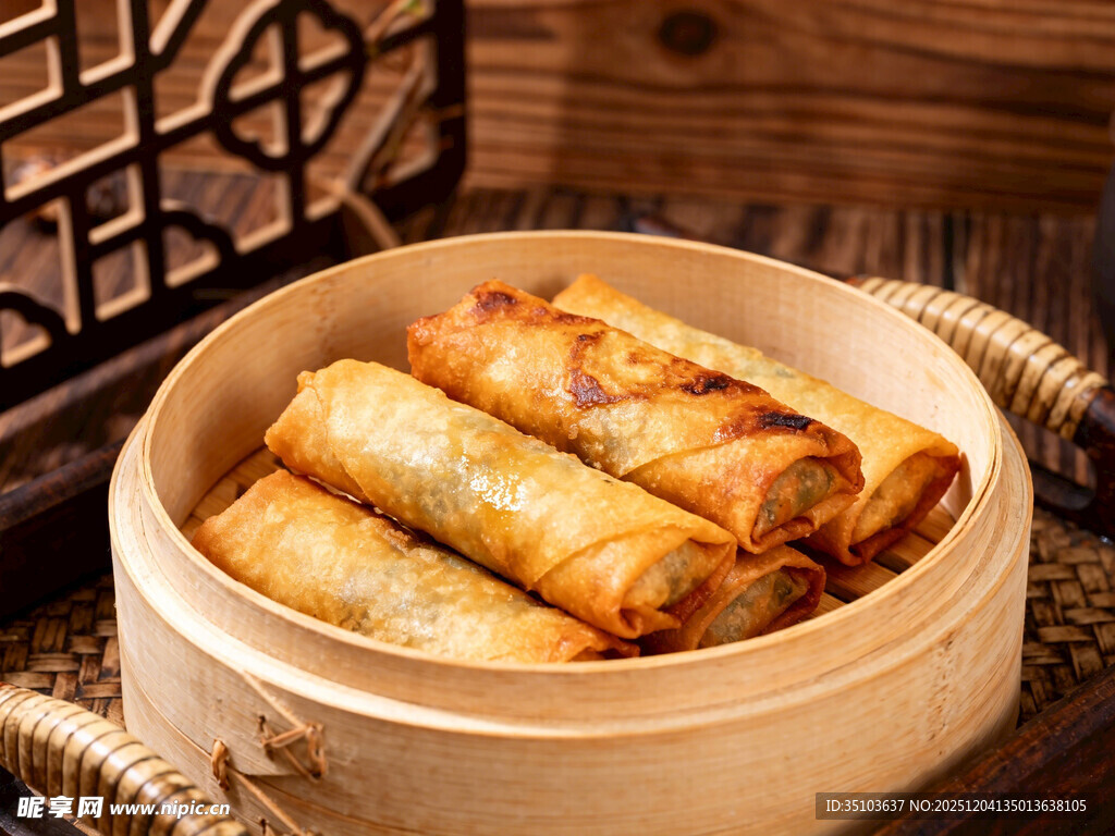 竹制蒸笼里的美味春卷