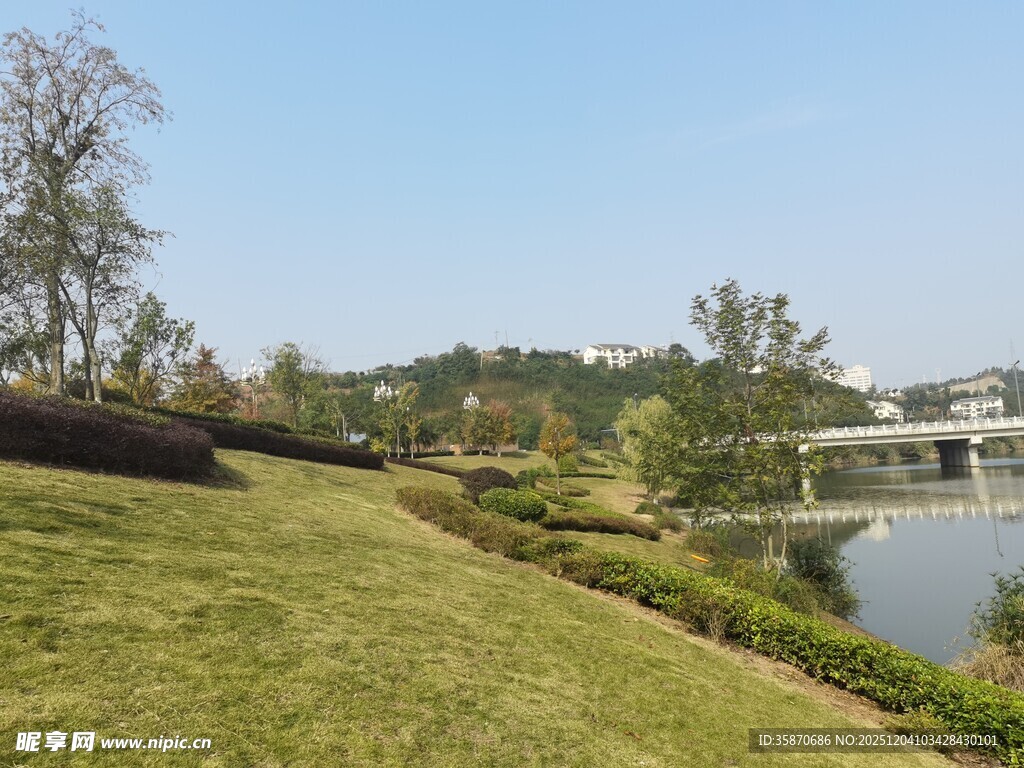 湖畔绿意盎然的美丽景致