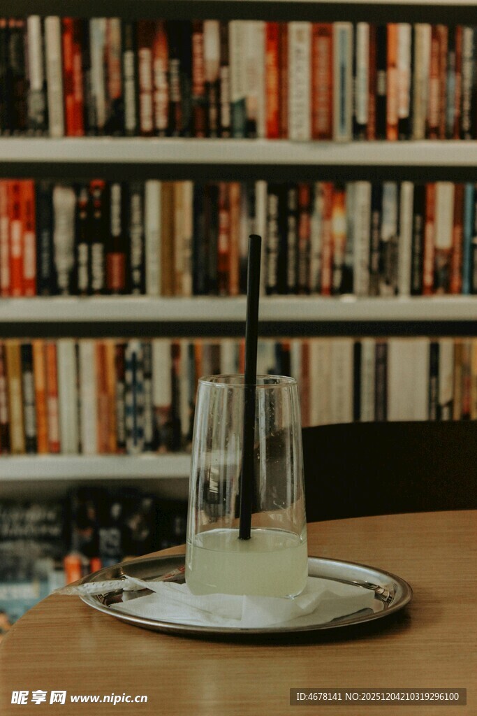 书架旁的清新饮品组合