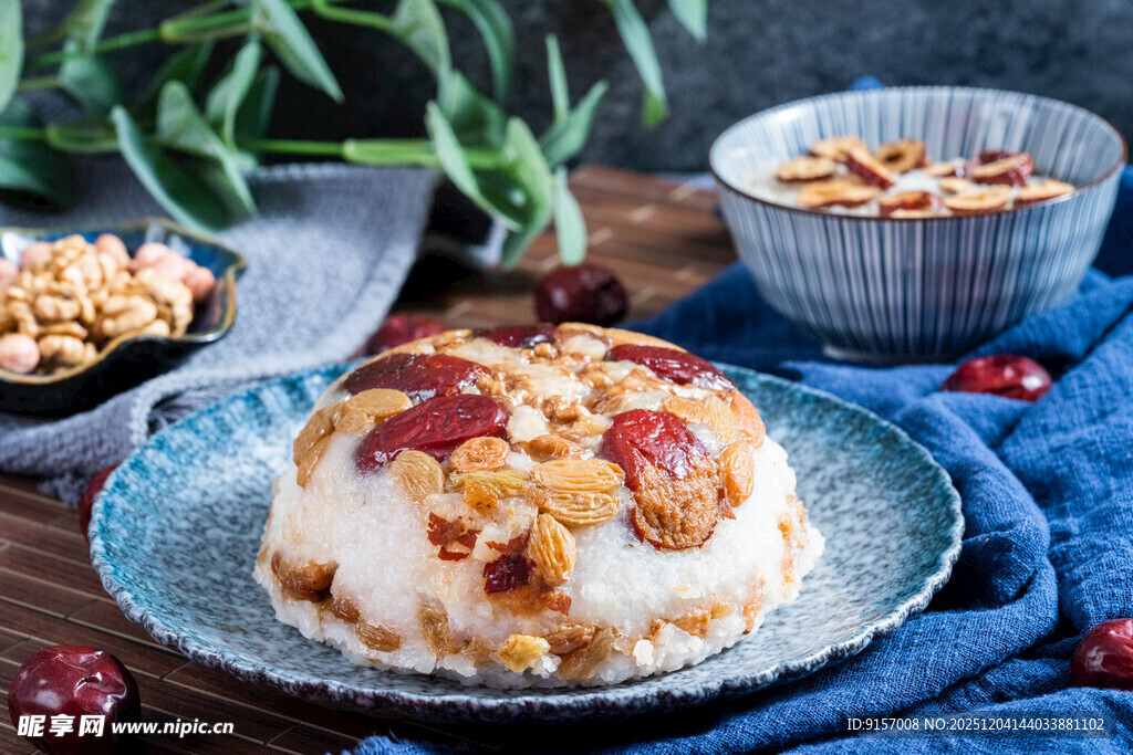 美味糕点配坚果与水果