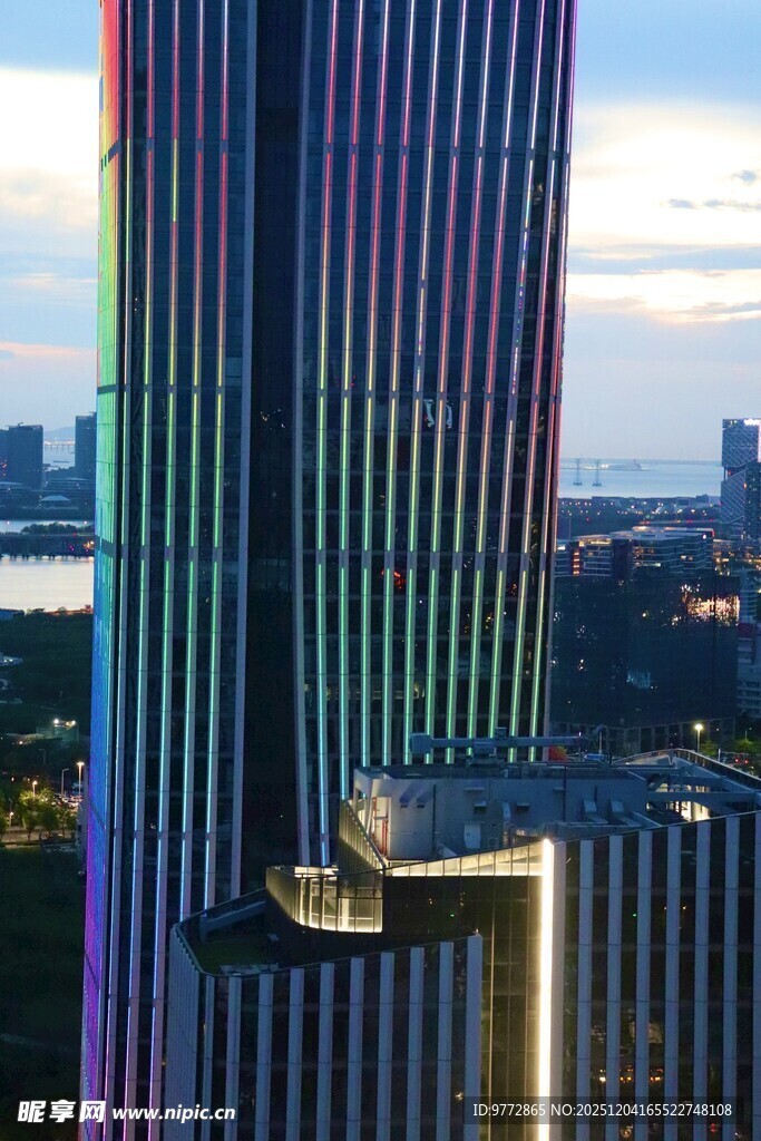 城市中绚丽多彩的摩天大楼