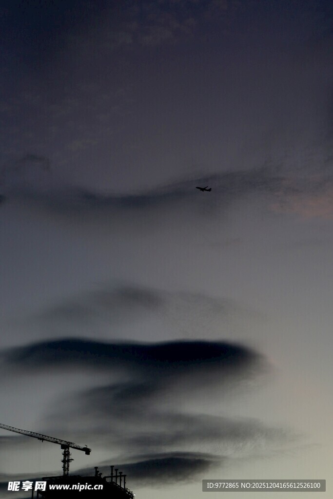 傍晚天空中的奇特云层