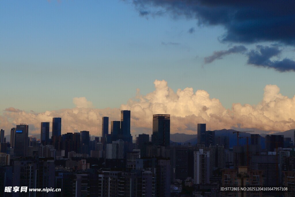 城市天际线与云端美景