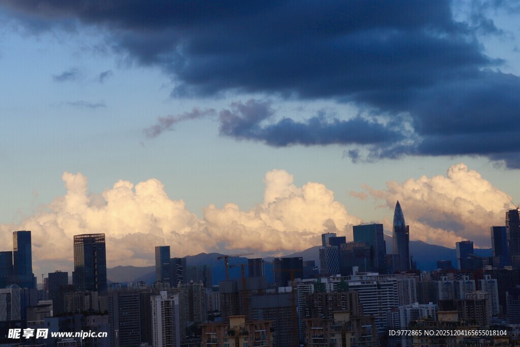 城市天际线与壮丽云霞