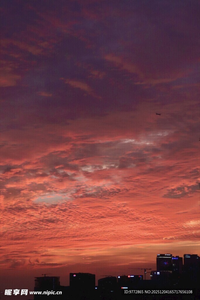 城市上空绚烂的晚霞