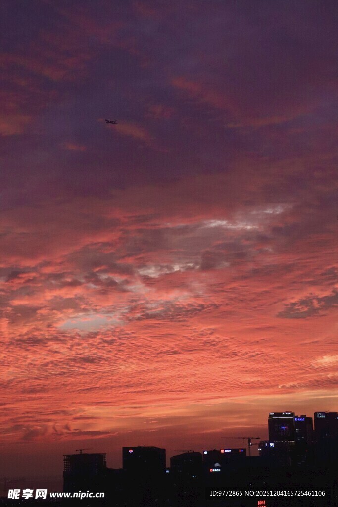 城市上空绚烂的晚霞
