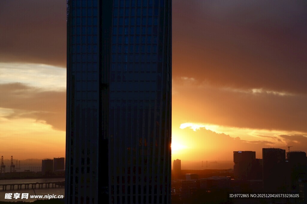 夕阳下的城市高楼景观