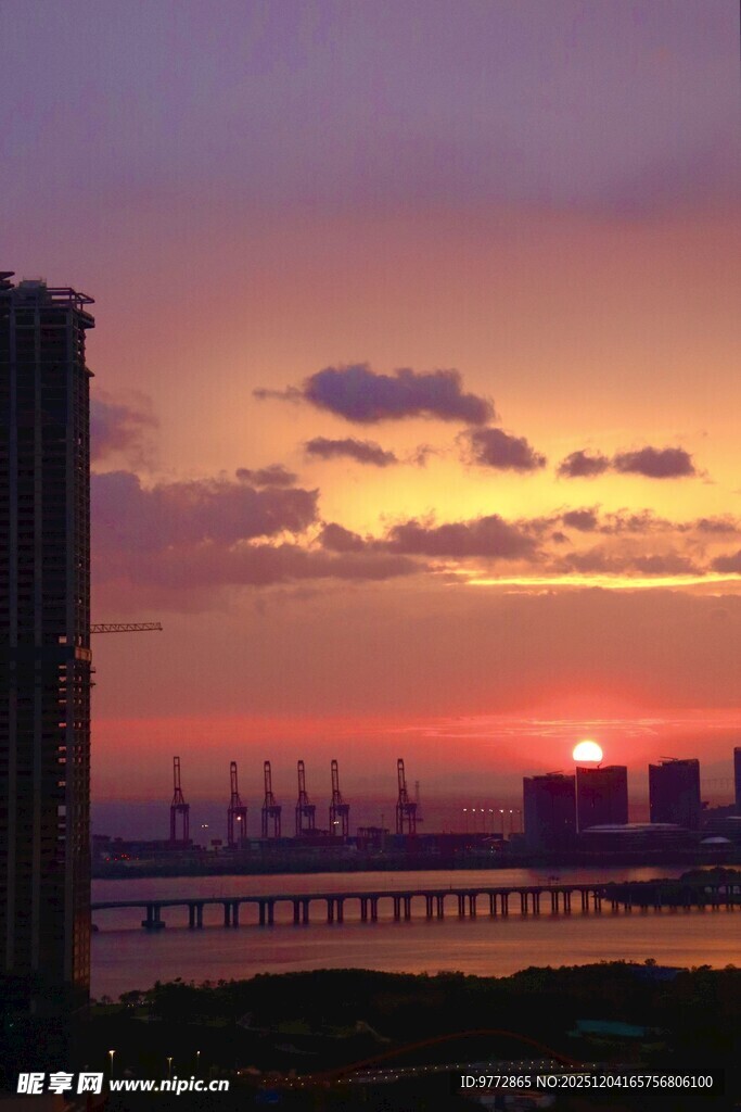 城市江畔绝美落日景观