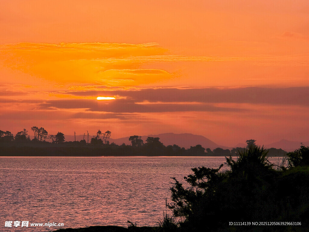 夕阳下的宁静海景