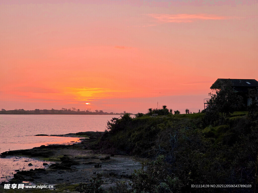 海边日落时的小屋美景