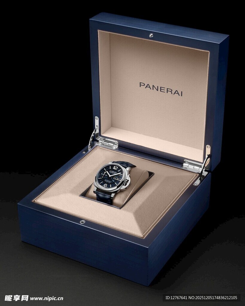 蓝色表盒中的精致腕表