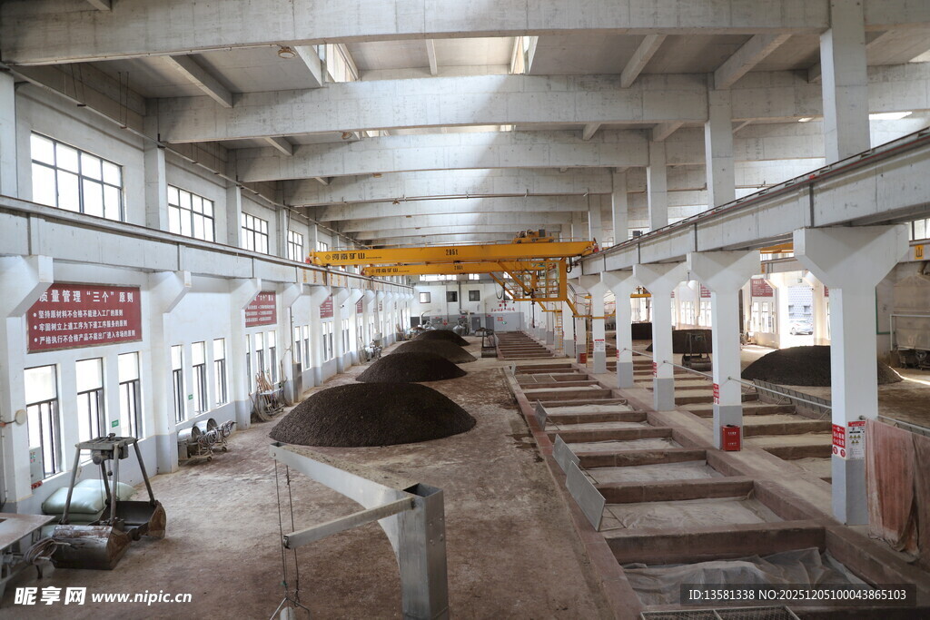 大型工业厂房内部场景