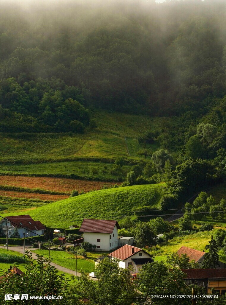山间田园美景 薄雾缭绕