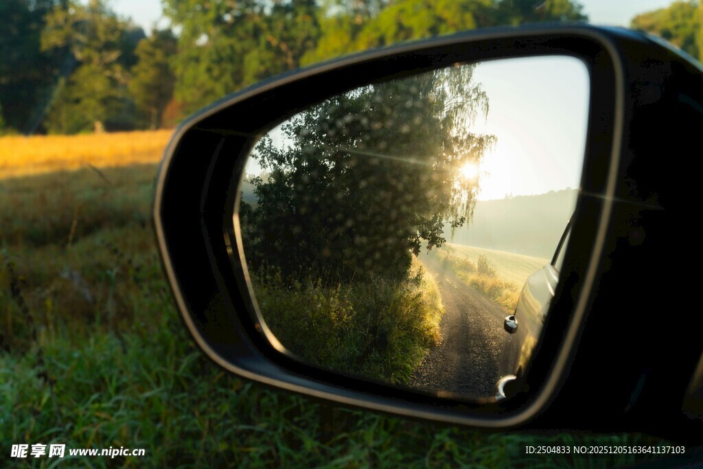 车镜中的田野黄昏美景