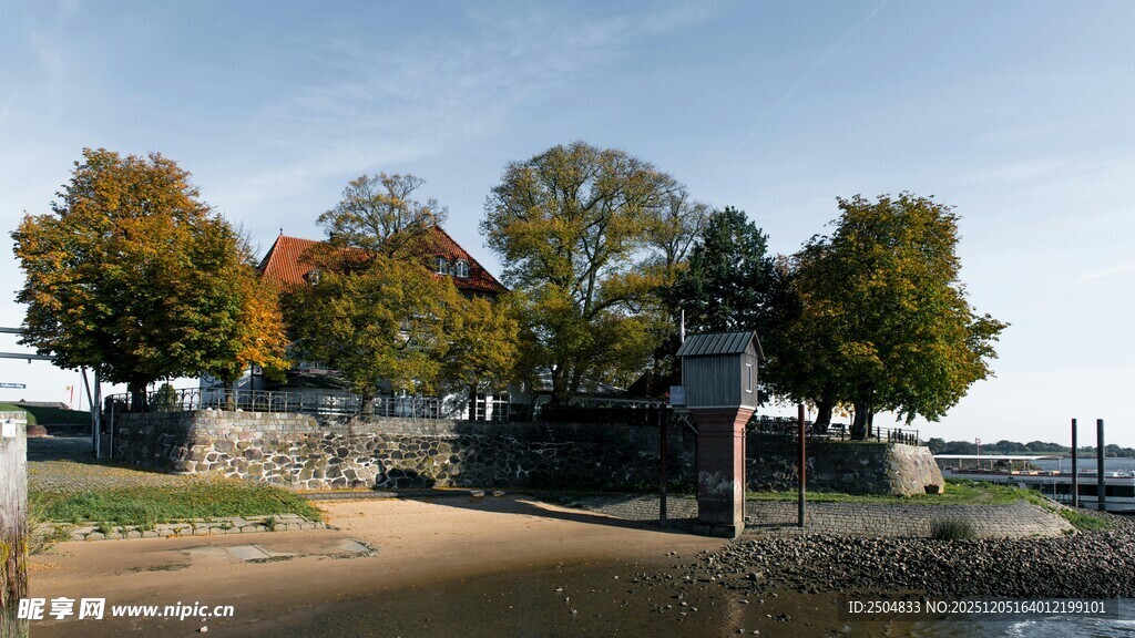 湖畔秋景 树木环绕的宁静处