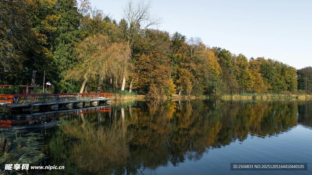 秋日湖畔美景