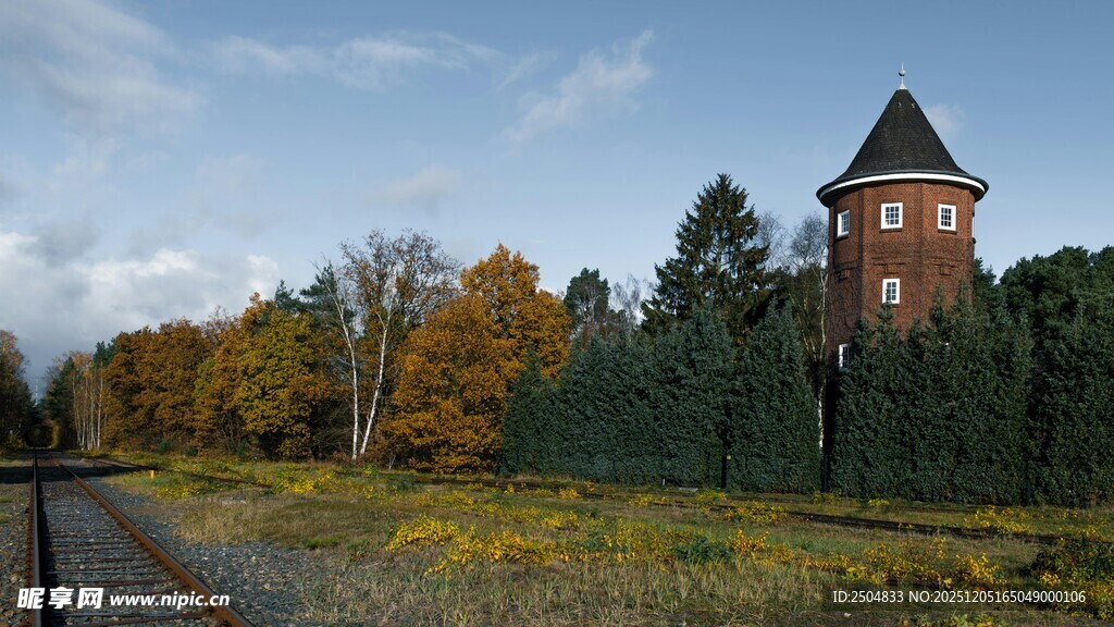 秋日森林中的红塔景观