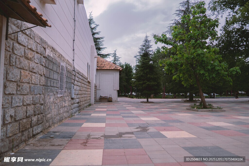 庭院砖石地面与周边景致