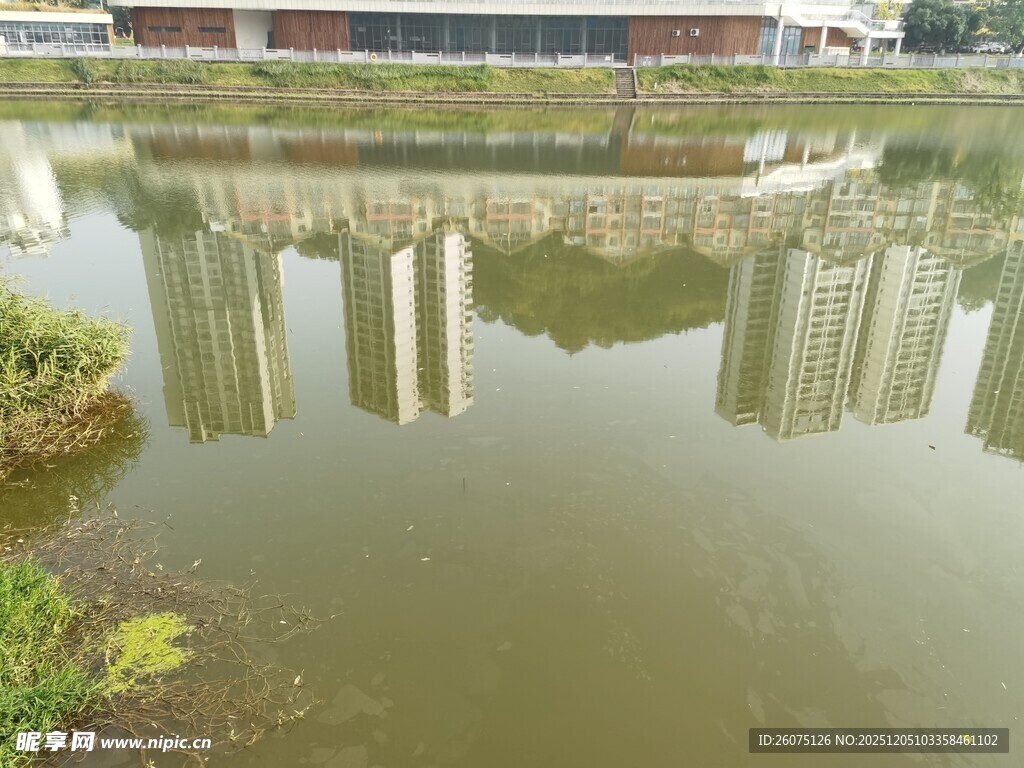 湖畔建筑倒影静谧景致