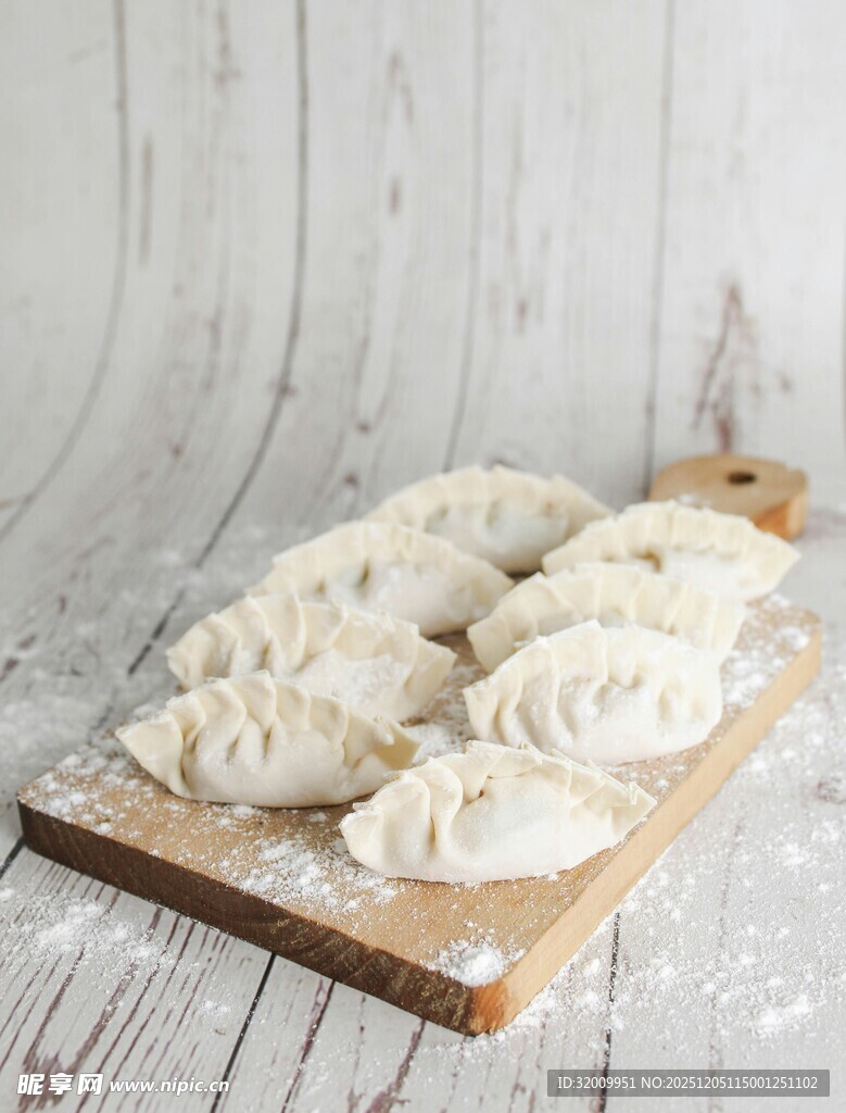 木盘上的美味手工饺子