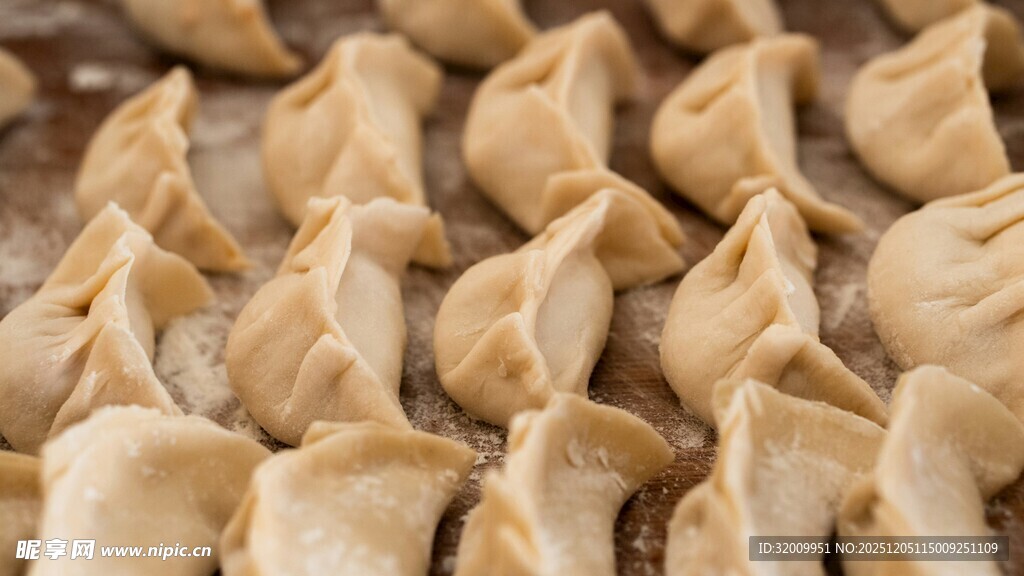 整齐排列的美味手工饺子