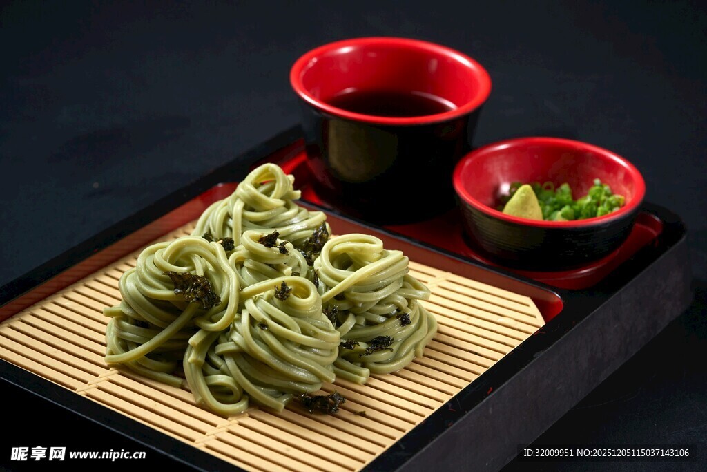 日式抹茶点心与茶具