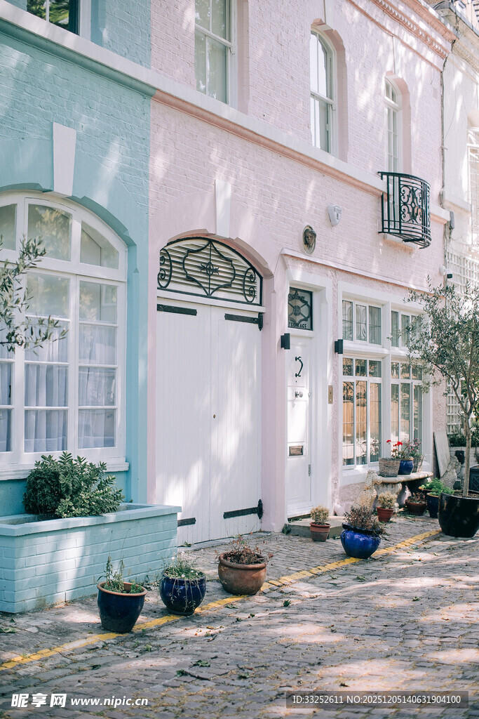 彩色欧式建筑门前景致