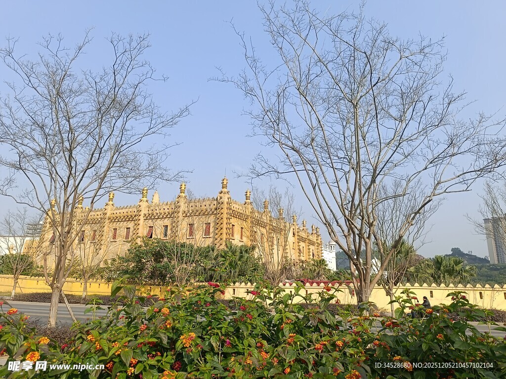 欧式建筑前的绿植景观