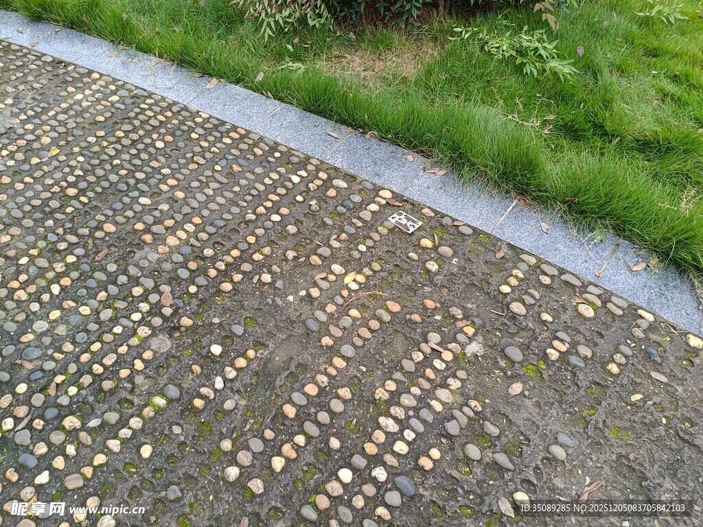 石子铺就的别致地面景观