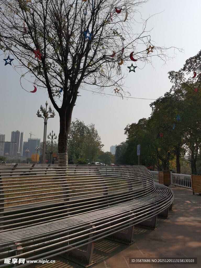 户外空旷的阶梯式休息区