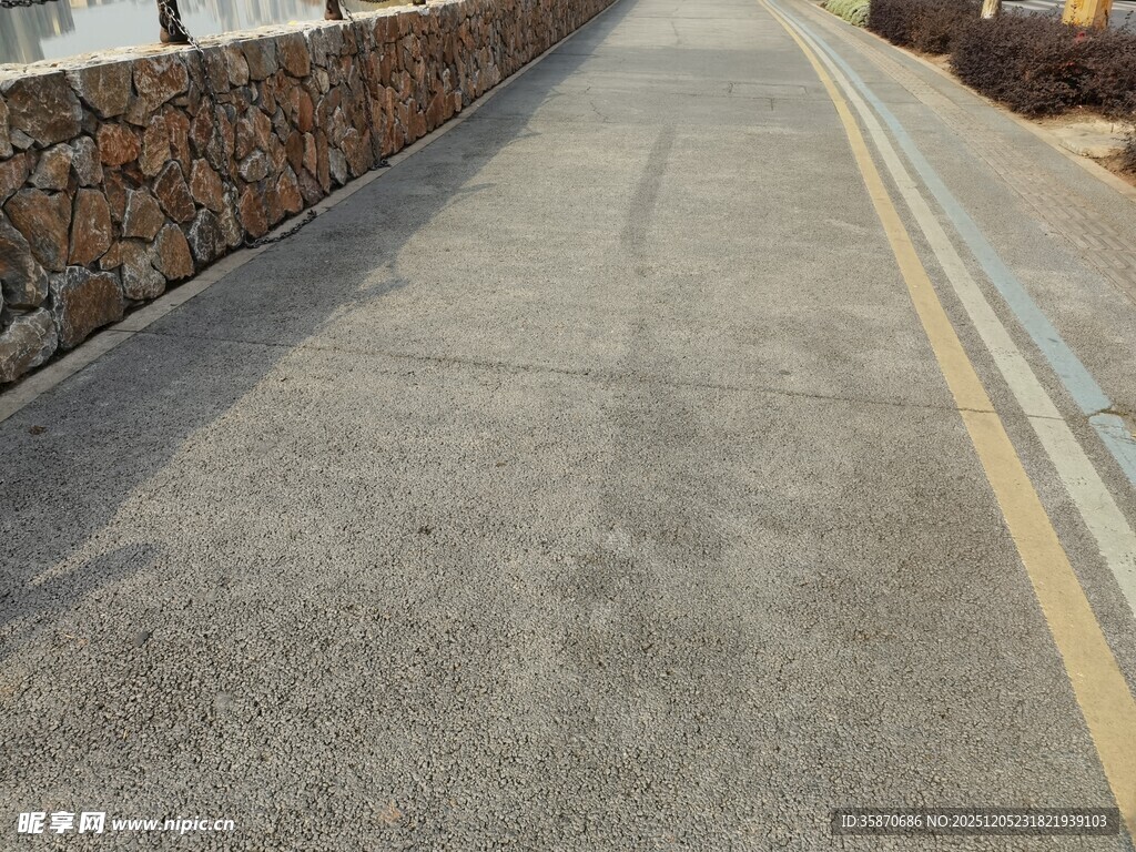 空旷道路石墙相伴