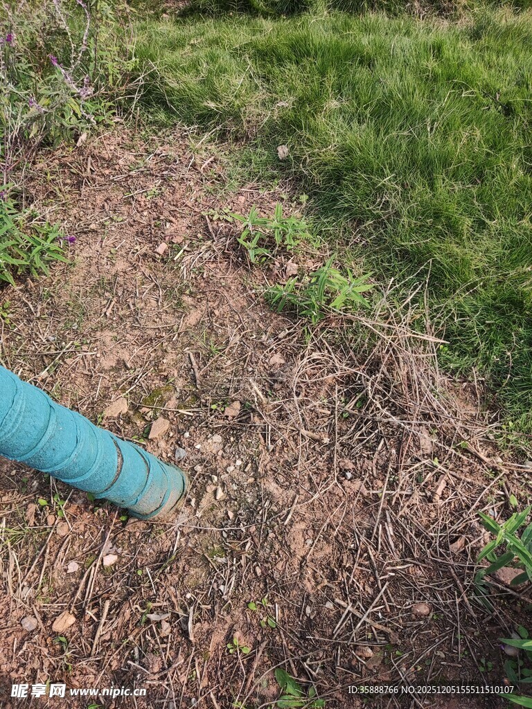 蓝色管道埋于泥土中
