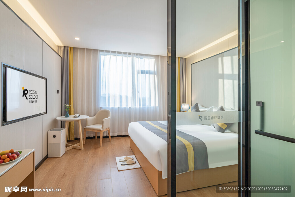 现代简约风格温馨卧室