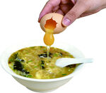 鸡蛋液倒入鲜香蔬菜蛋汤中