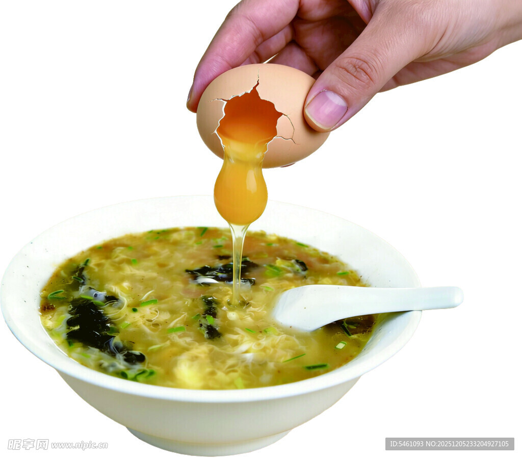 鸡蛋液倒入鲜香蔬菜蛋汤中