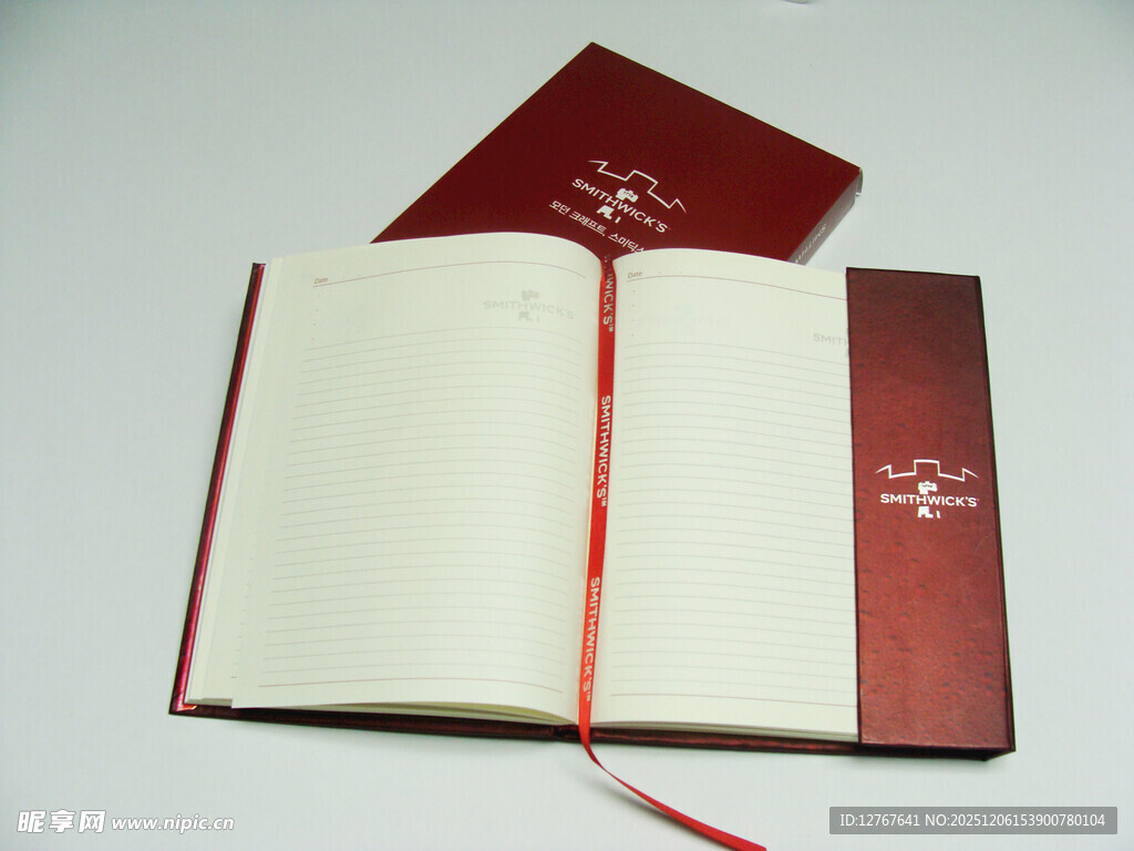 红色精装笔记本翻开展示