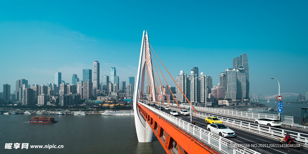 城市桥梁与天际线景观