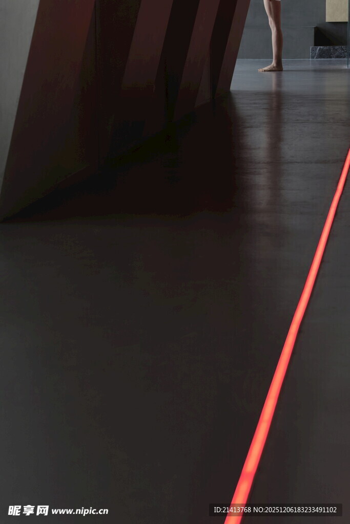 红色激光线照亮地面场景