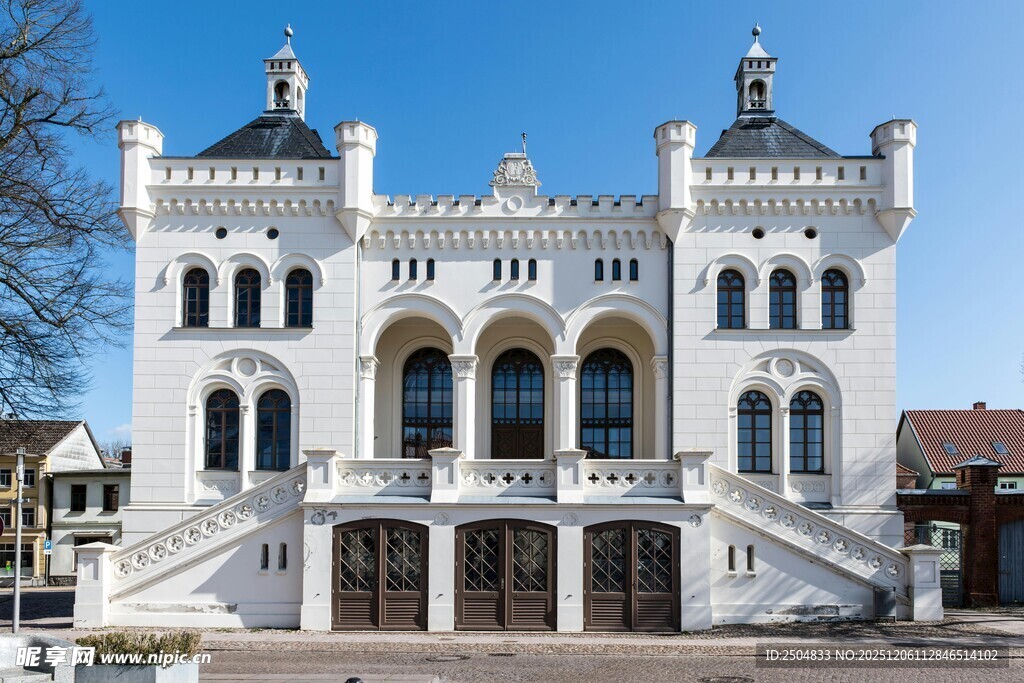 欧式白色城堡建筑外观