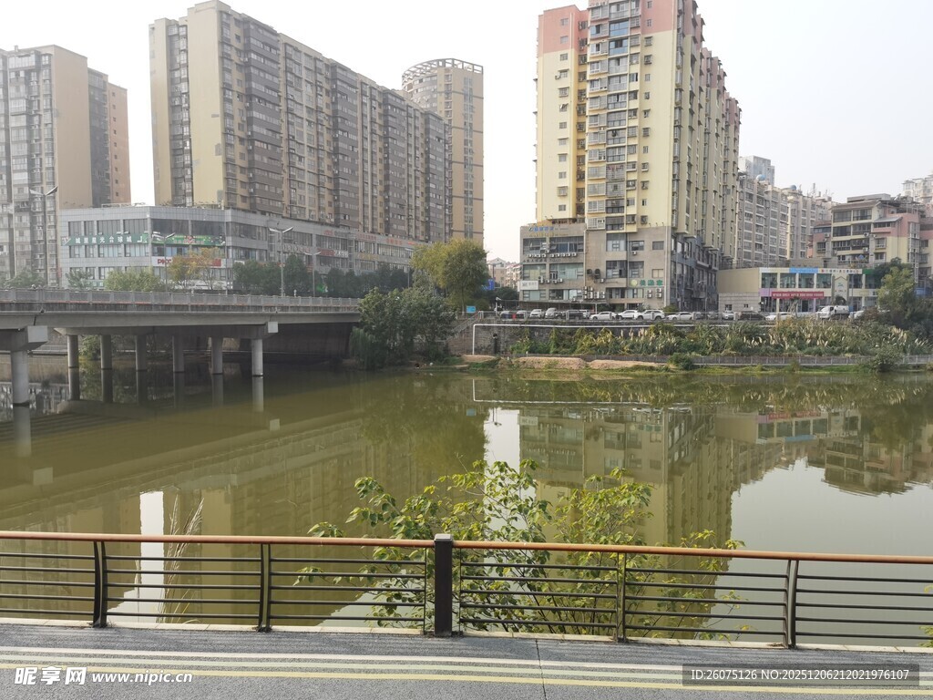 城市河畔风景