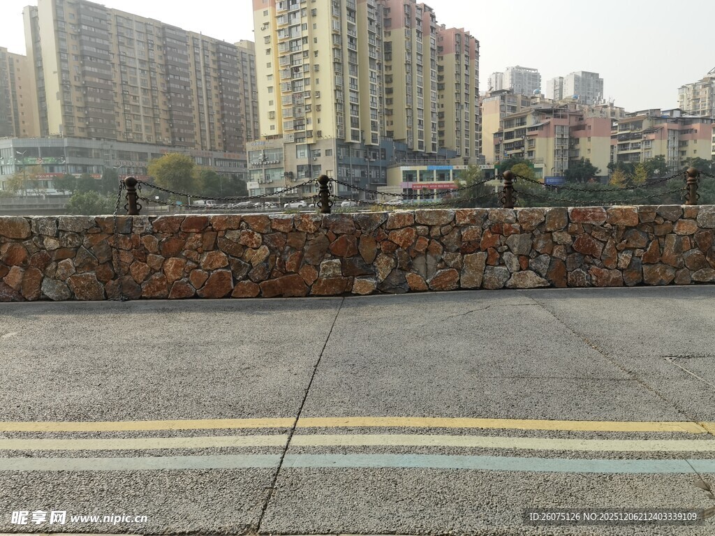 城市道路旁的高楼景观